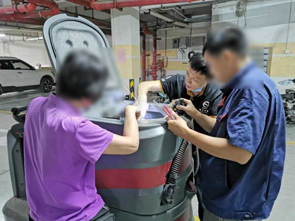 洗地車的安全使用知識及維護保養(yang) 