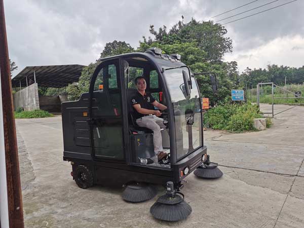 一台小型電動掃地機的價(jia) 格是多少